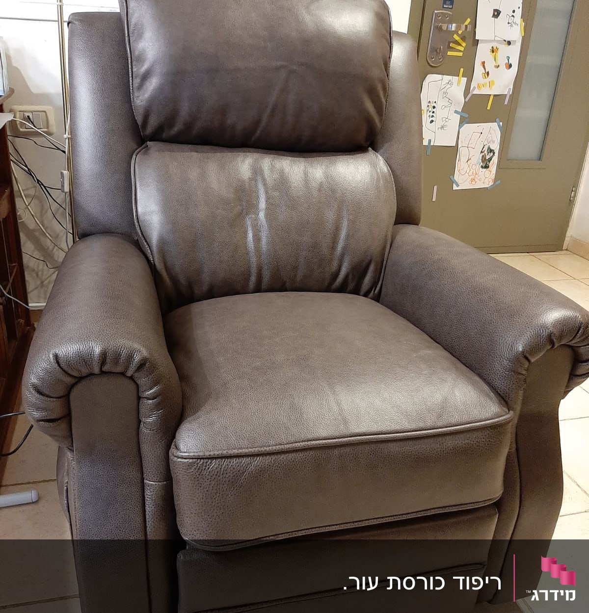 כורסה מרופדת חומה עם משענת גבוהה